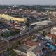Kawasan Jalan Kiasnawi di sekitar Stasiun Tangerang yang padat dengan mobilitas masyarakat dan area perdagangan.