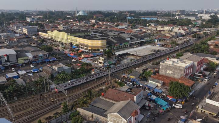 Kawasan Jalan Kiasnawi di sekitar Stasiun Tangerang yang padat dengan mobilitas masyarakat dan area perdagangan.