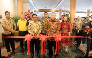 Wali Kota Tangerang H. Sachrudin bersama pemilik Jiro Izakaya saat prosesi peresmian restoran di kawasan Modern Golf.