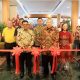 Wali Kota Tangerang H. Sachrudin bersama pemilik Jiro Izakaya saat prosesi peresmian restoran di kawasan Modern Golf.