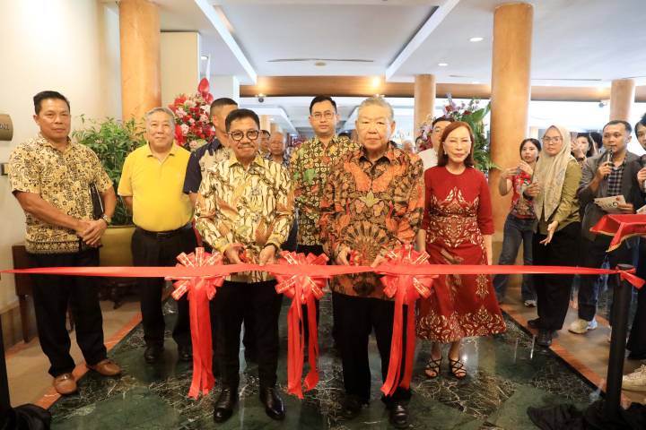 Wali Kota Tangerang H. Sachrudin bersama pemilik Jiro Izakaya saat prosesi peresmian restoran di kawasan Modern Golf.