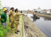 Proses pengerukan dan pendalaman Kali Ledug di wilayah Kelurahan Gebang Raya, Kecamatan Periuk, yang dipantau langsung oleh otoritas daerah sebagai langkah kesiapsiagaan menghadapi luapan air, Rabu (23/09/2026).