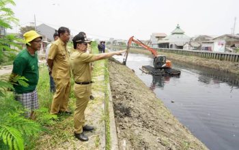 Proses pengerukan dan pendalaman Kali Ledug di wilayah Kelurahan Gebang Raya, Kecamatan Periuk, yang dipantau langsung oleh otoritas daerah sebagai langkah kesiapsiagaan menghadapi luapan air, Rabu (23/09/2026).