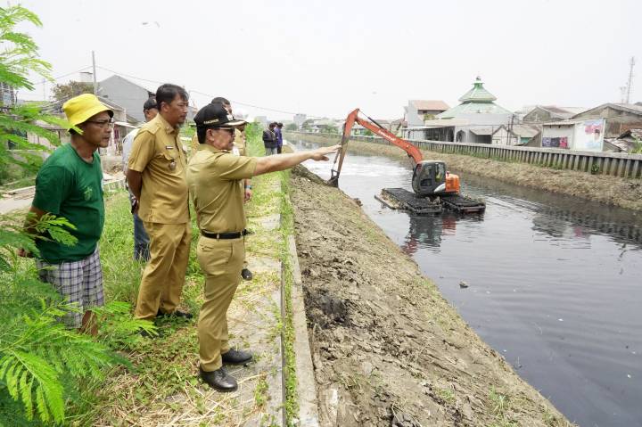 Proses pengerukan dan pendalaman Kali Ledug di wilayah Kelurahan Gebang Raya, Kecamatan Periuk, yang dipantau langsung oleh otoritas daerah sebagai langkah kesiapsiagaan menghadapi luapan air, Rabu (23/09/2026).