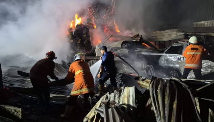 11 Armada Damkar Jinakkan Kobaran Api di Gudang DC Jaya