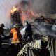 Petugas BPBD Kota Tangerang menyemprotkan air ke arah bangunan Gudang DC Jaya yang terbakar di Tanah Tinggi tahun 2026.