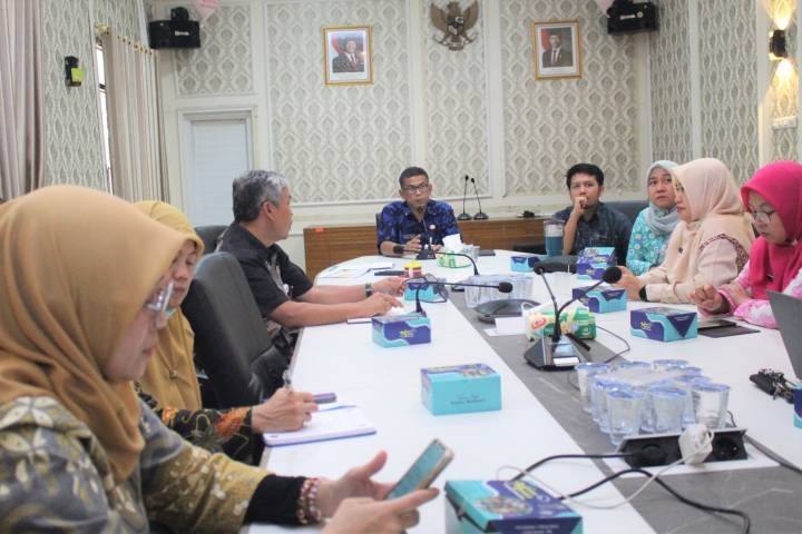 Kepala Kesbangpol Kota Tangerang memimpin rapat koordinasi implementasi Sekolah Laboratorium Pancasila untuk tingkat SD dan SMP.